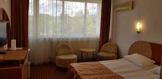 Отель GRAND HOTEL CEAHLAU Пьятра-Нямц Номер с кроватью размера «queen-size» и балконом-3
